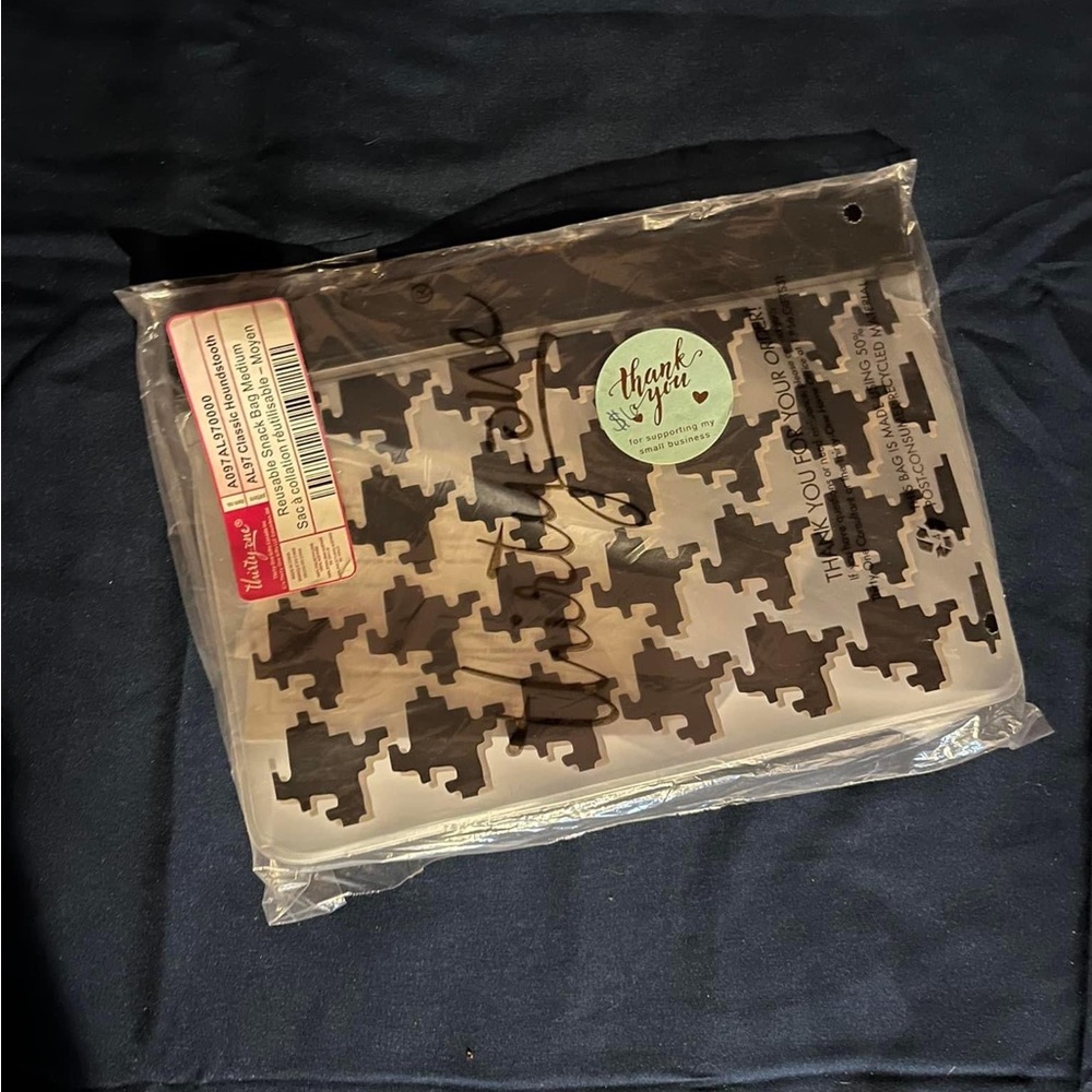 Thirty-one bundle of items